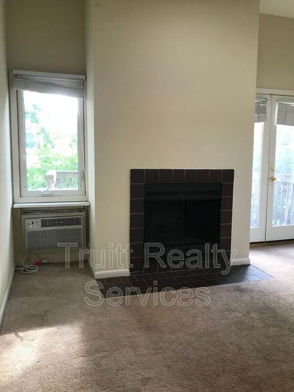614 Elliott St Ne #2D - Photo 2 of 7