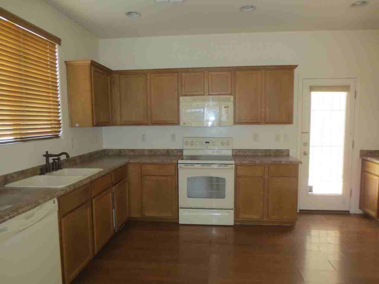 1670 E Elgin St - Photo 3 of 12