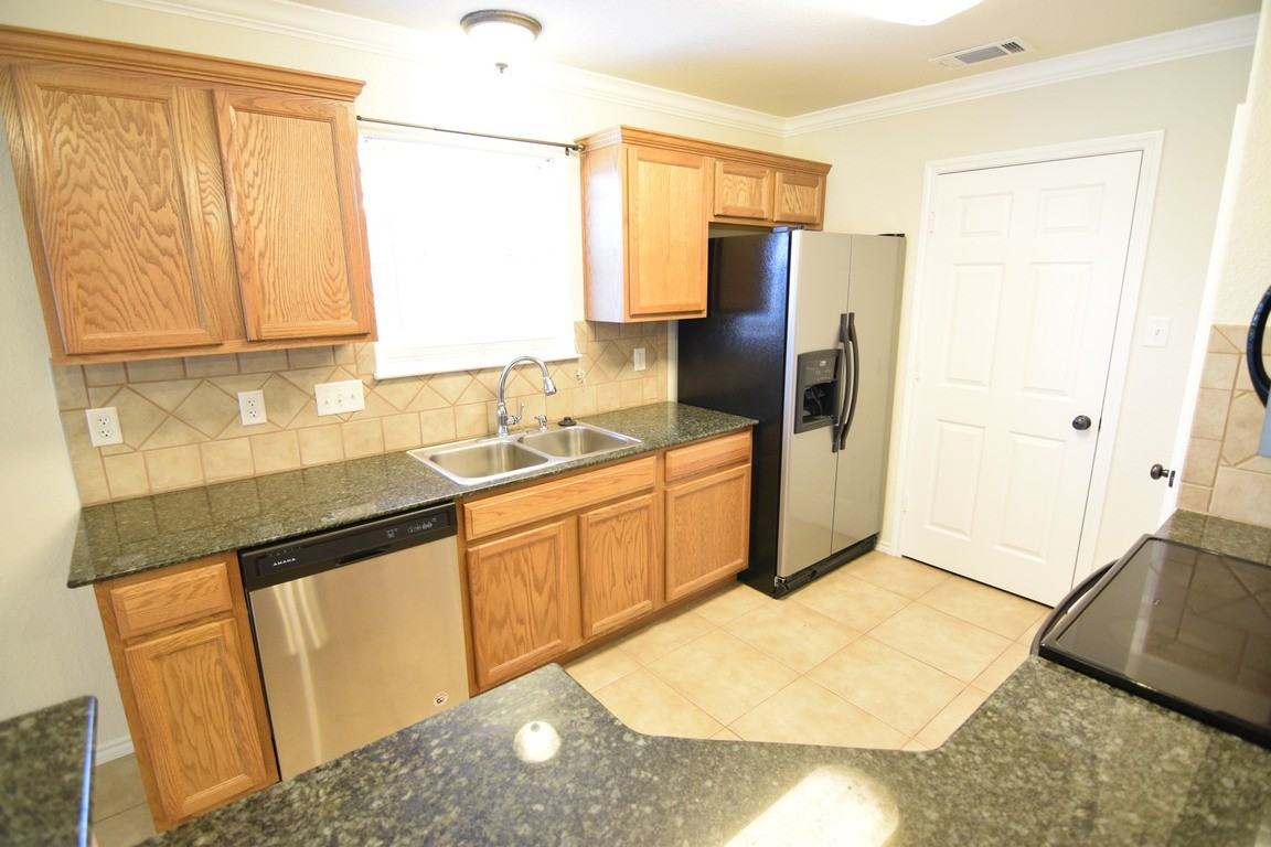 108 Burnham Dr - Photo 3 of 21