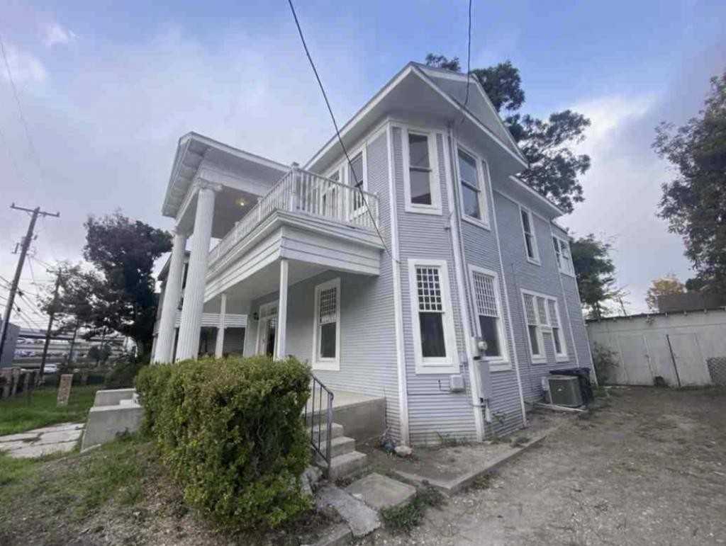 639 West Elmira Street - Photo 3 of 16