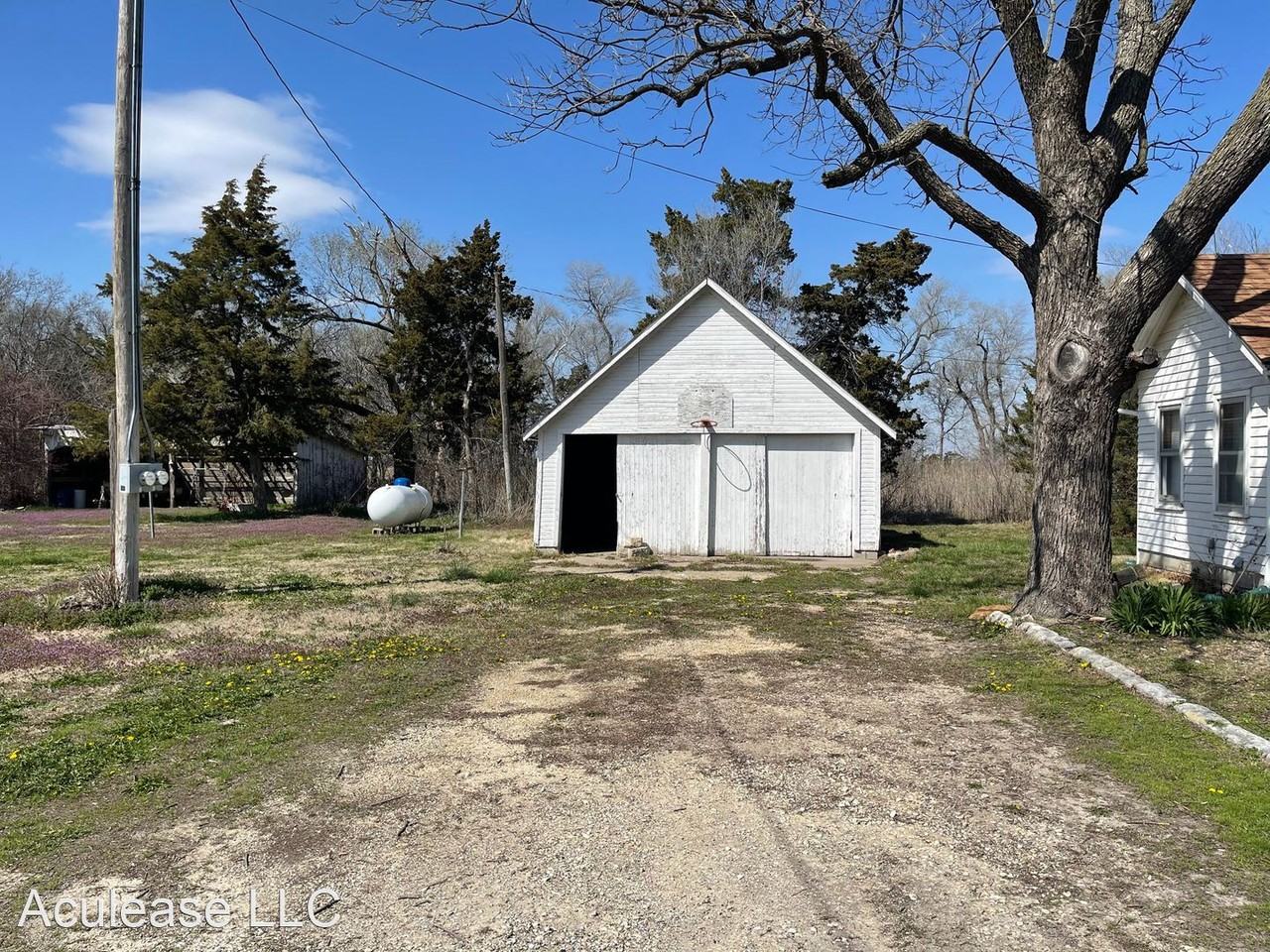 3127 N Hoover Rd - Photo 3 of 14