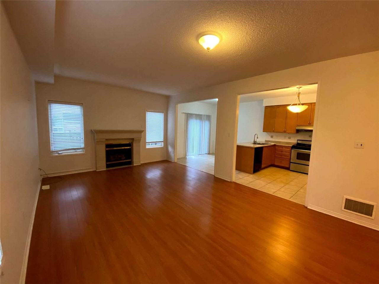 907 Oaktree Crescent #Main - Photo 2 of 6