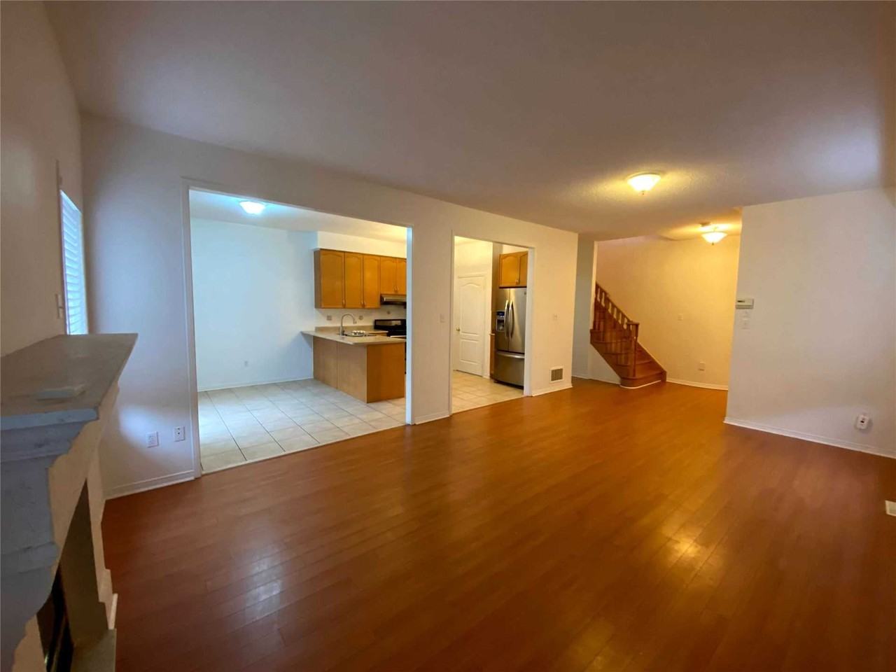 907 Oaktree Crescent #Main - Photo 3 of 6