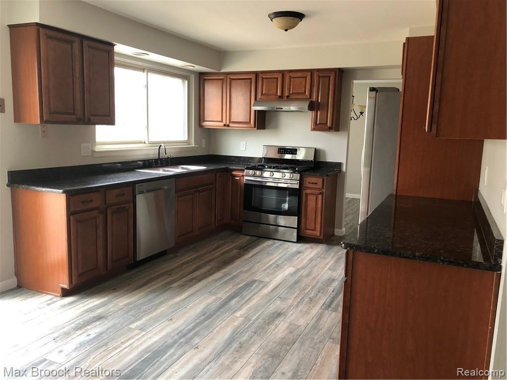 5448 Hammersmith Dr - Photo 4 of 18