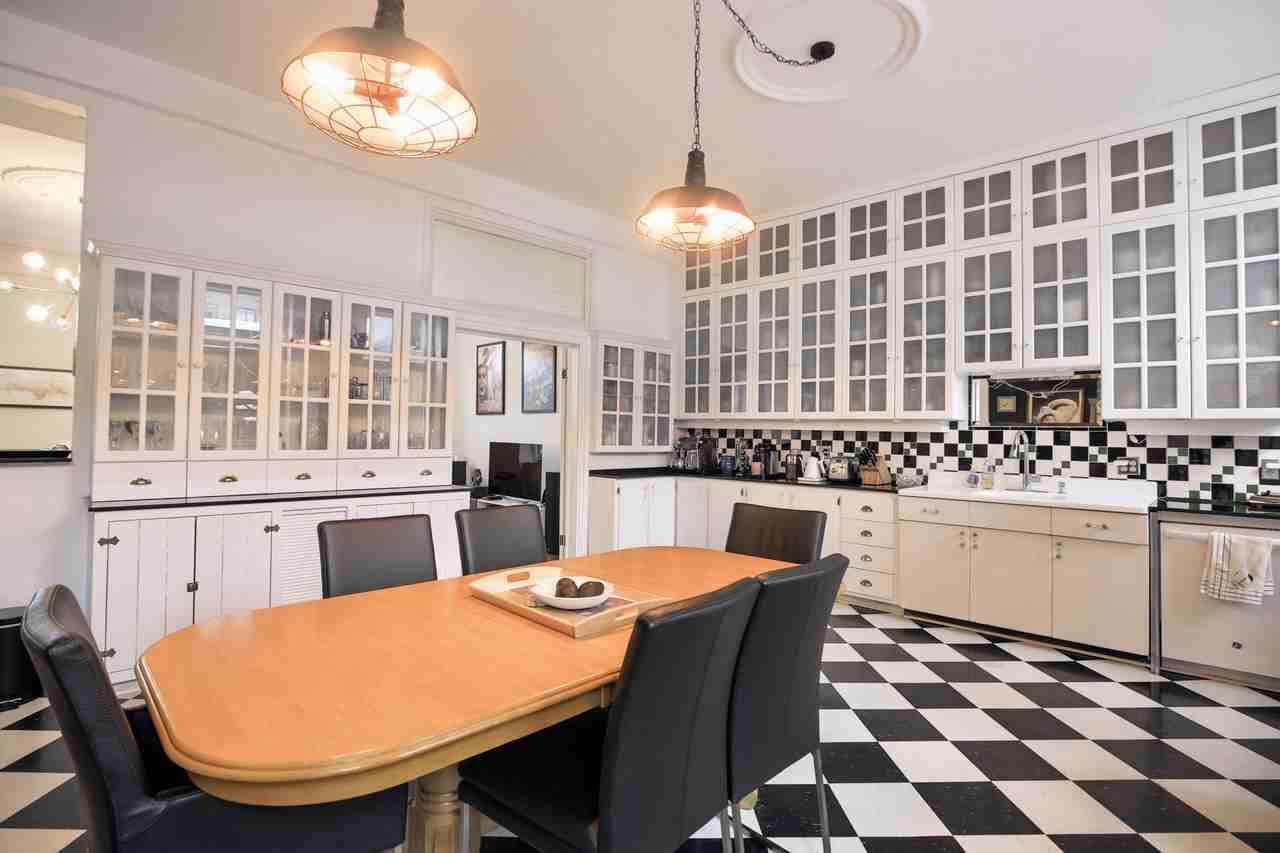 375 Rue Saint-Paul East #1