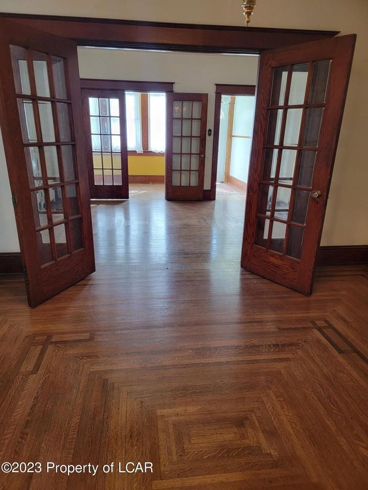 192 S Laurel St - Photo 2 of 9