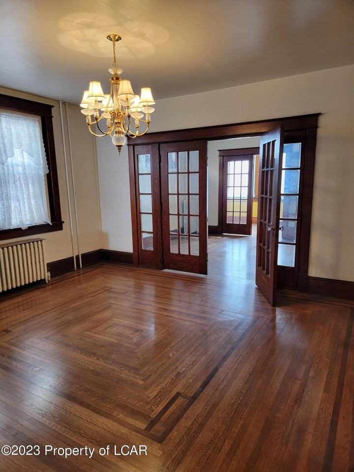 192 S Laurel St - Photo 3 of 9