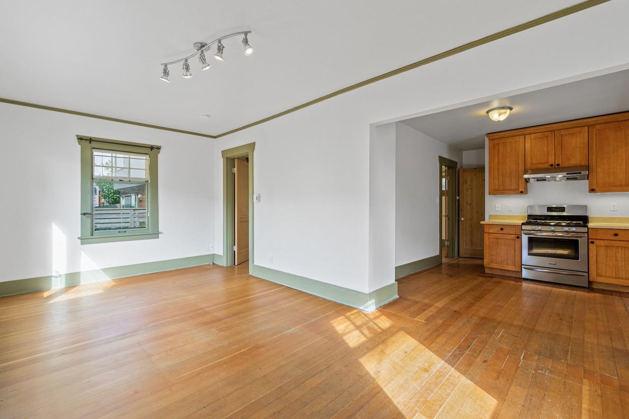 950 Hiawatha Pl S #1 - Photo 2 of 14