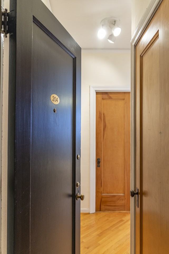 1020 W Ardmore AveApt 204 #204 - Photo 2 of 15