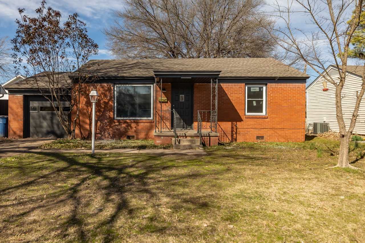 E 52nd St S #1 - Photo 2 of 25