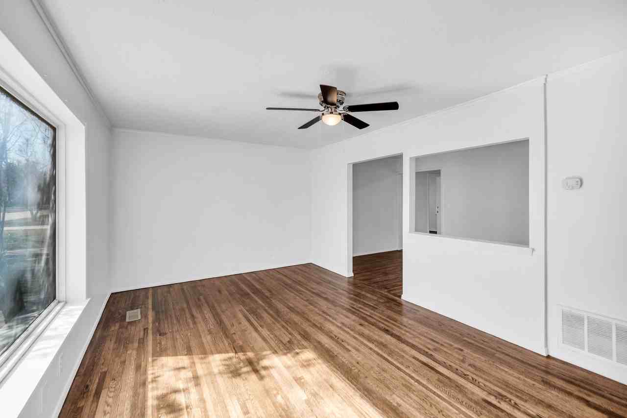 E 52nd St S #1 - Photo 3 of 25