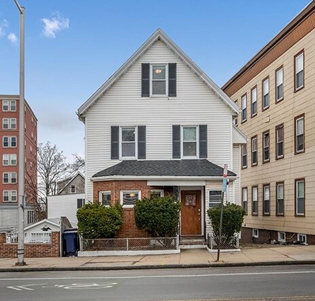 Charming Everett home near Newburyport/Rockport Line Apartments in