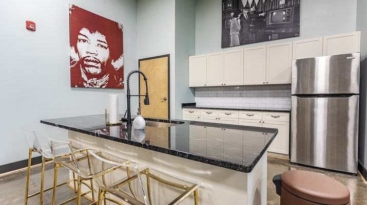 The Icon - Photo 3 of 50