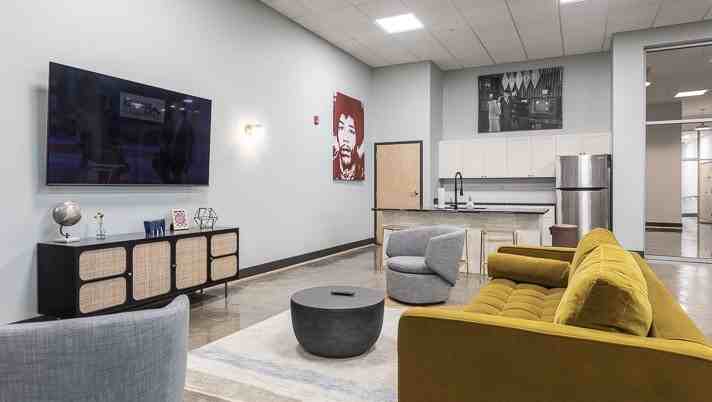 The Icon - Photo 5 of 50