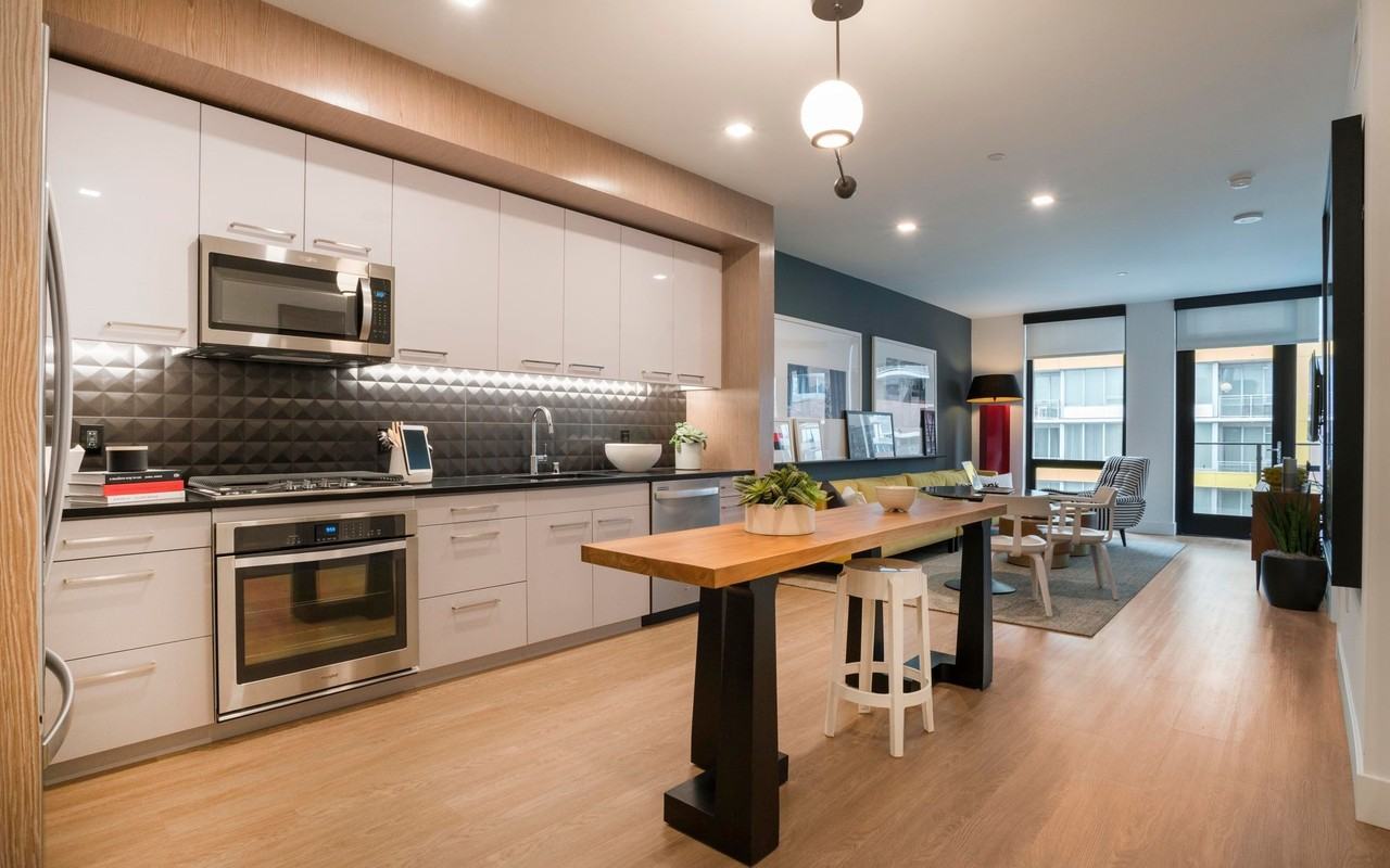 Shift - Photo 2 of 50