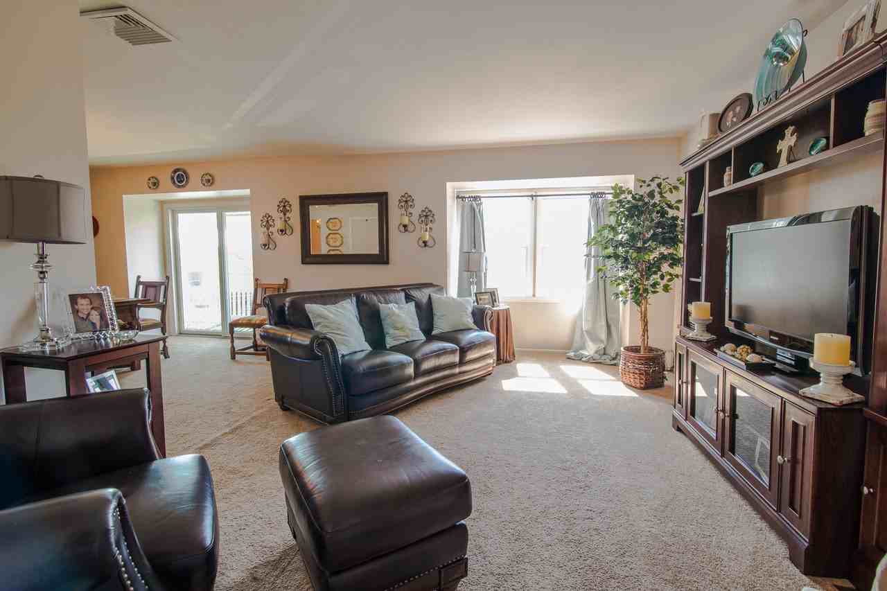 2309 Yorktown St - Photo 3 of 10