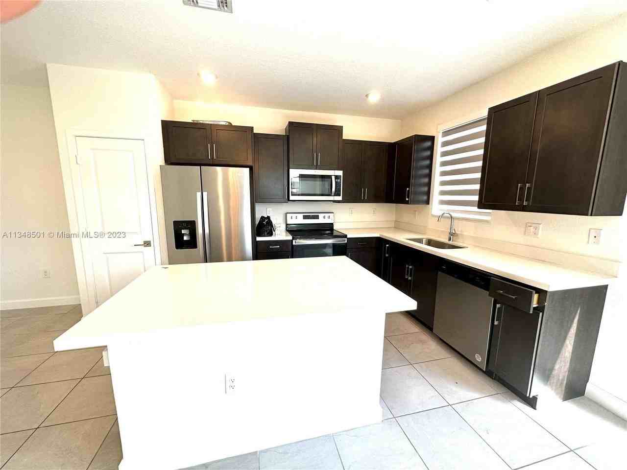 2418 Se 10th St #2418 - Photo 3 of 8