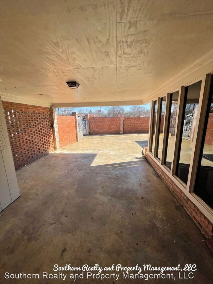 2915 Canterbury Ct - Photo 2 of 25
