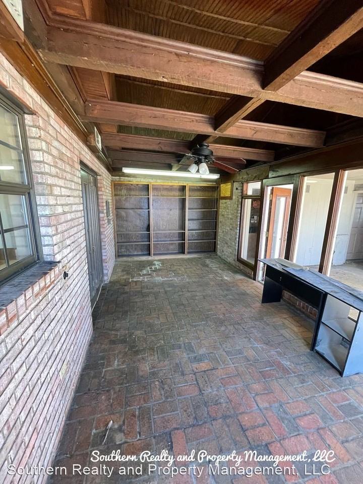 2915 Canterbury Ct - Photo 3 of 25