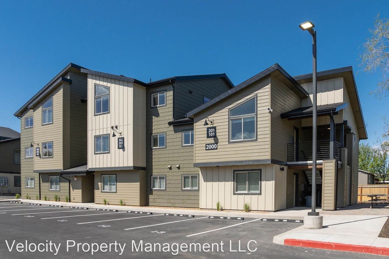 2002 SW Salmon Ave. - Photo 2 of 12