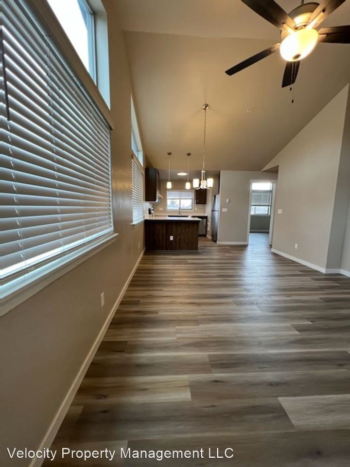 2002 SW Salmon Ave. - Photo 3 of 12