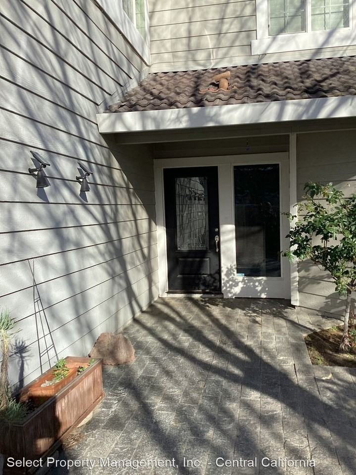 3520 Regency Park Dr - Photo 3 of 33