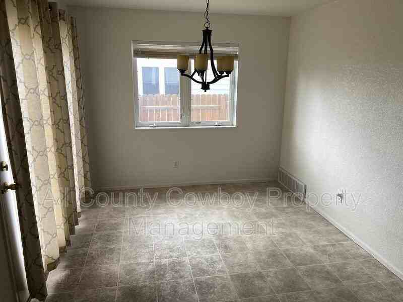 918 Palmer Dr - Photo 3 of 12