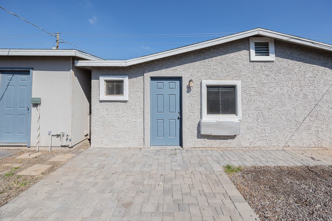 1026 E Pierce St - Photo 2 of 4