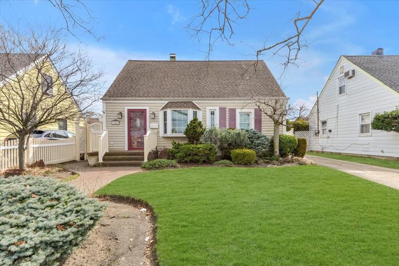 1241 Peninsula Blvd, Hewlett, NY 11557 3 Bedroom House for 3,600/month