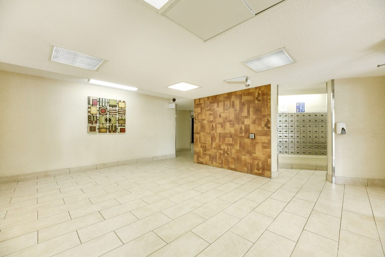 210 Steeles Ave W #B - Photo 2 of 9