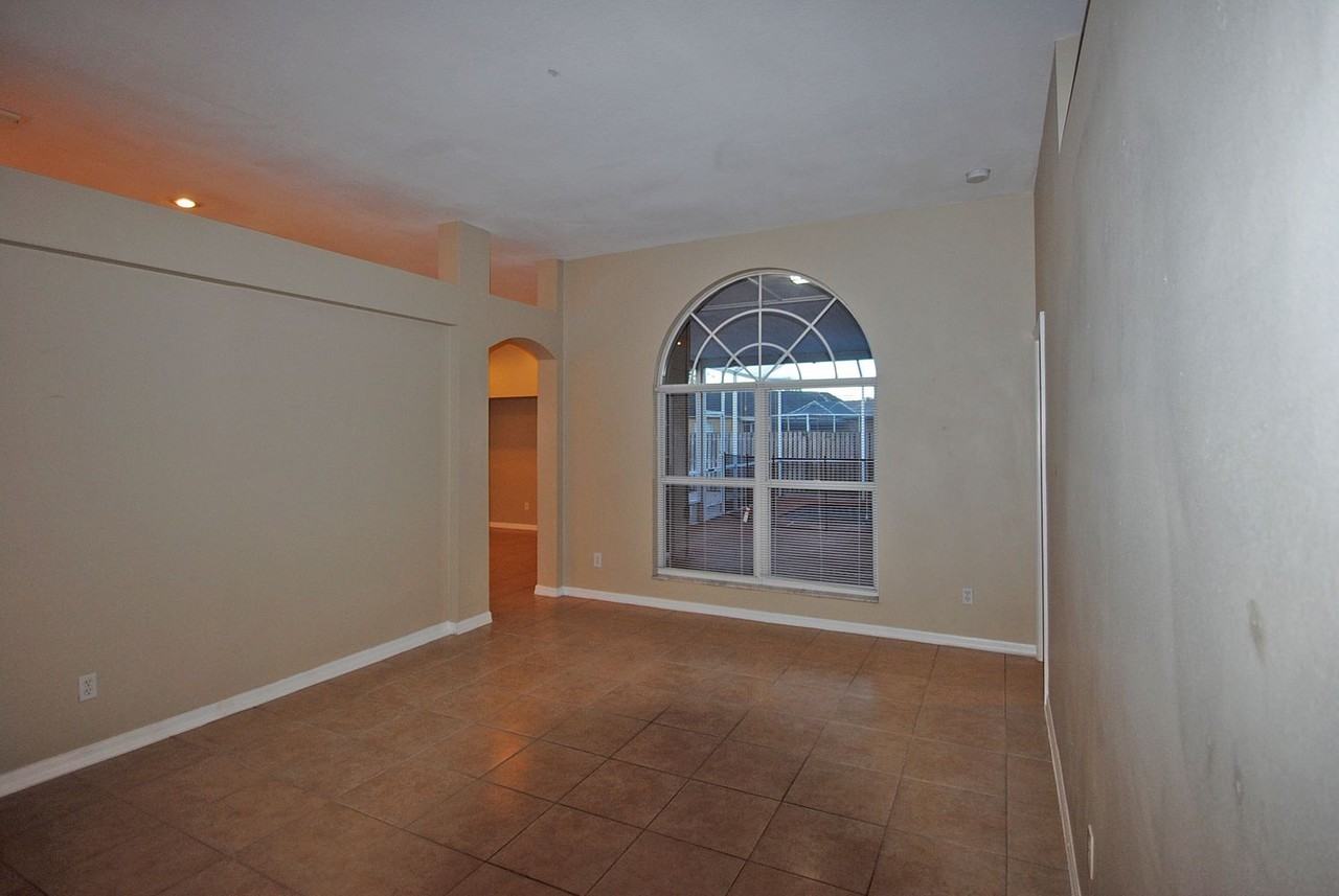 704 Tuscanny St - Photo 2 of 14