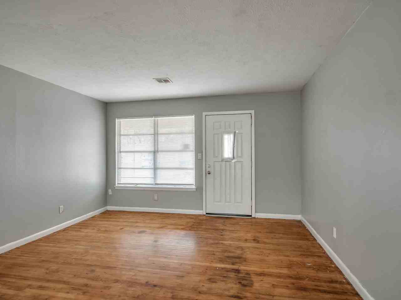 5004 S Broadway Pl #1 - Photo 3 of 12