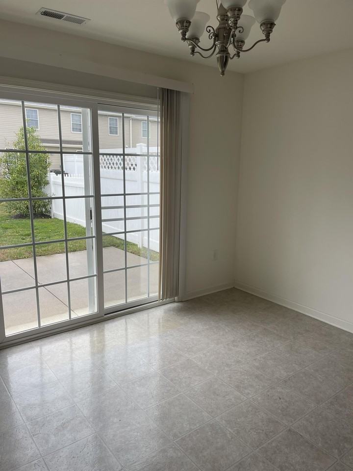 512 Stockbridge Ct #1 - Photo 3 of 14