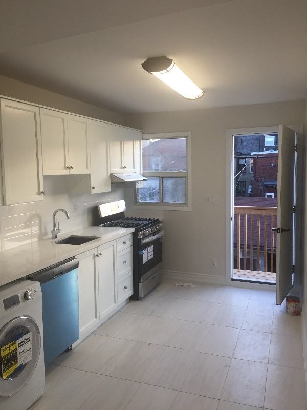 Ossington Ave & College St #C