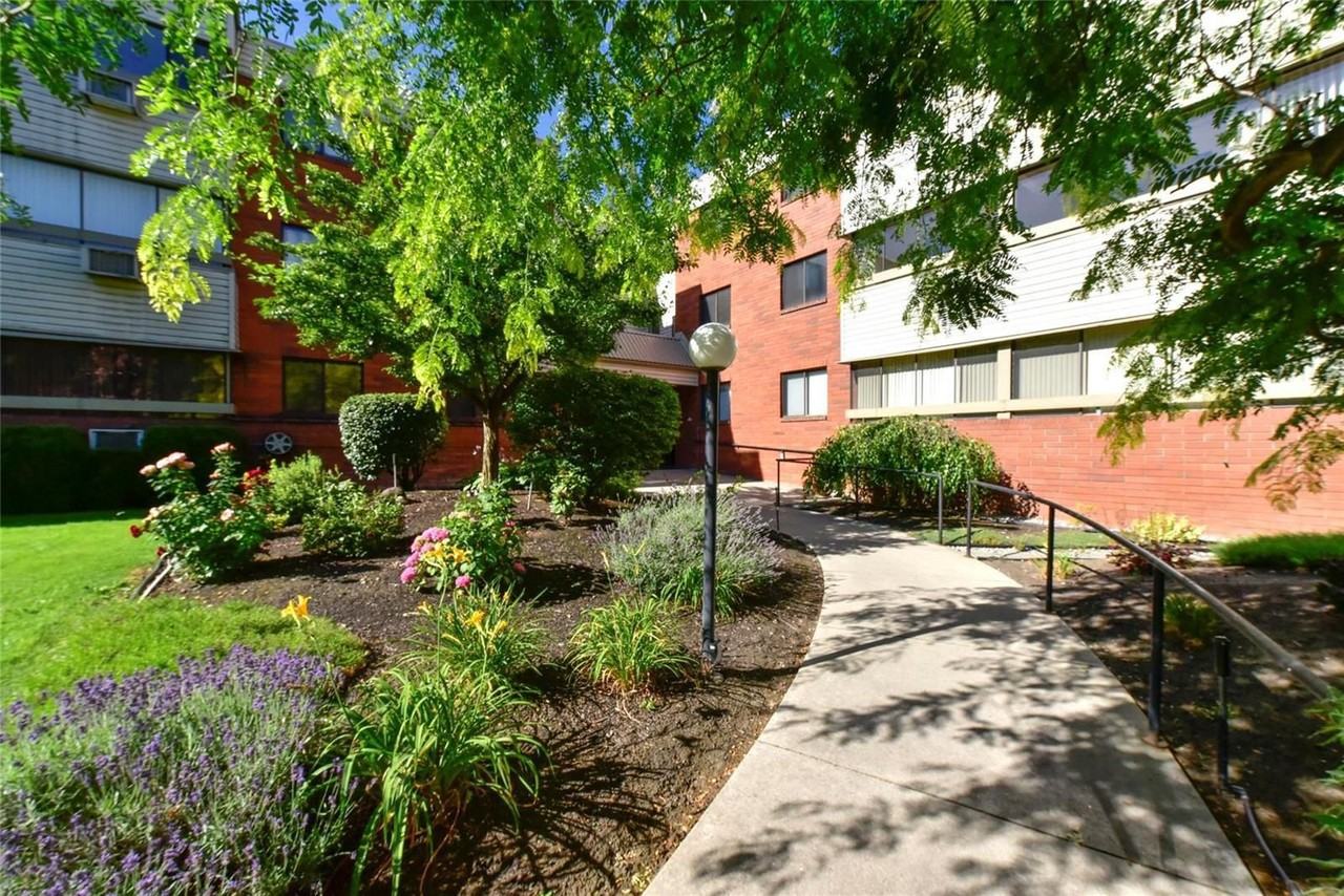 1075 Bernard Avenue 214, Kelowna, BC V1Y 6P7 3 Bedroom Apartment for