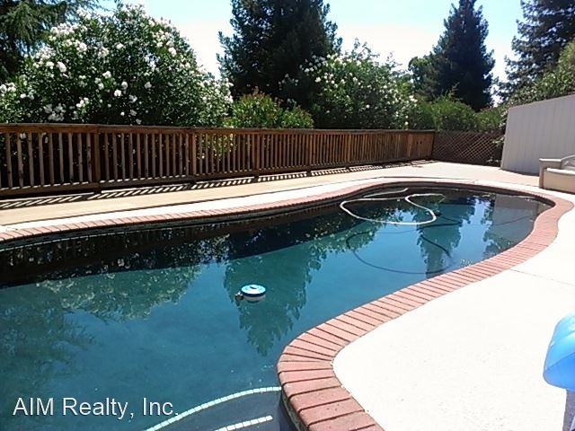 520 Flower Dr - Photo 2 of 14