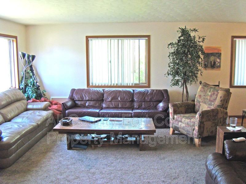 1208 Baker St - Photo 2 of 19