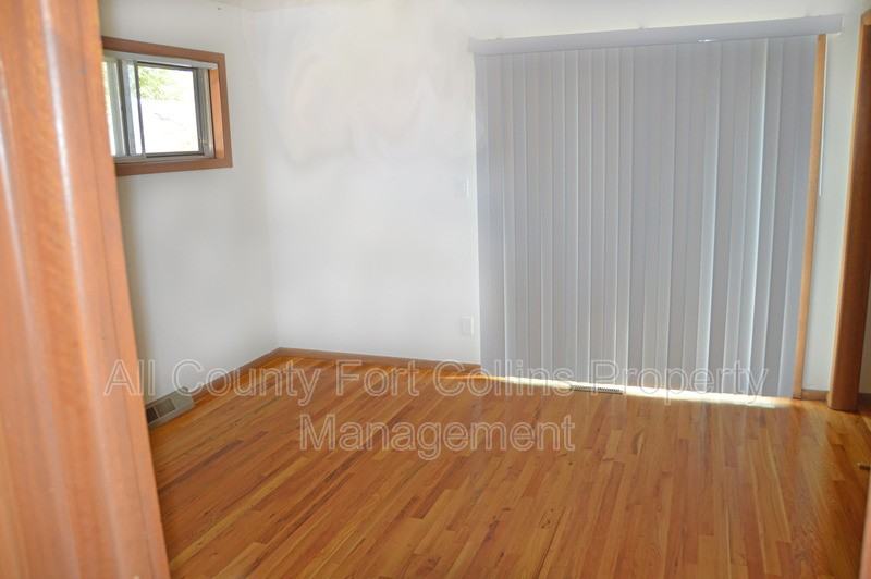 1208 Baker St - Photo 4 of 19