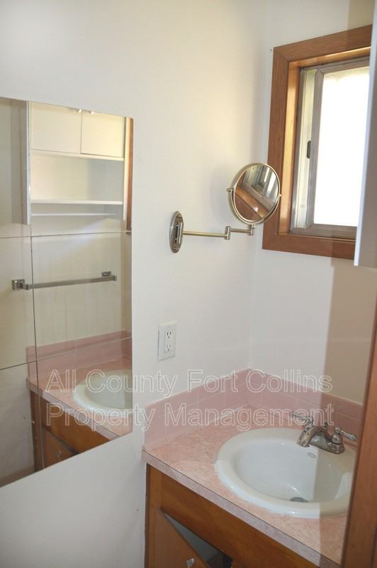 1208 Baker St - Photo 5 of 19