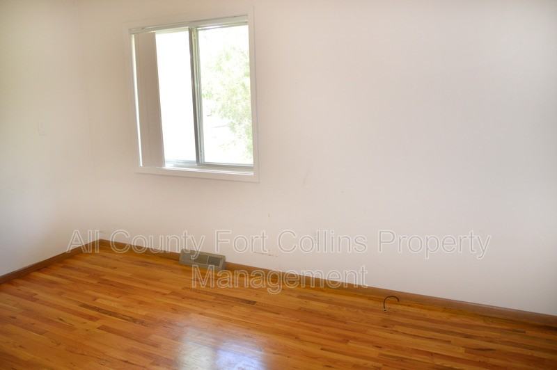 1208 Baker St - Photo 6 of 19