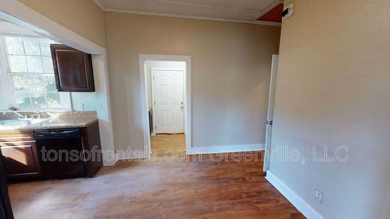 304 Shaw St - Photo 6 of 10