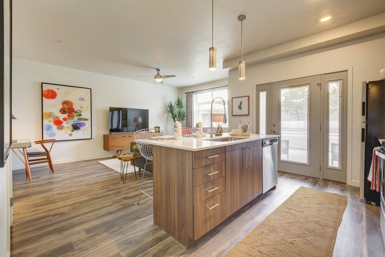 Axio 8400 - Photo 2 of 35