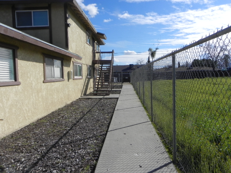 124 E Stanislaus St #202 - Photo 2 of 12