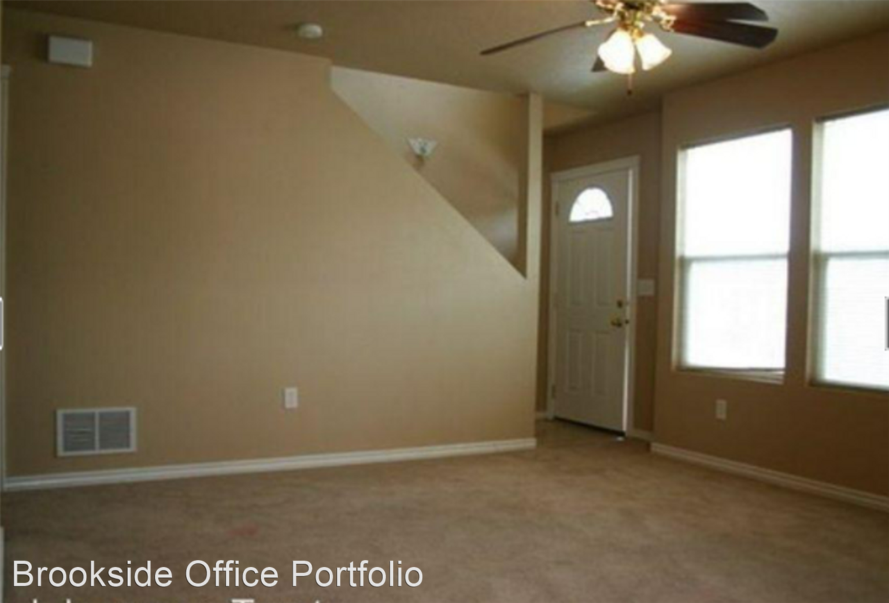 Beautiful 2 bed 2bath Townhome in the Heart of Nampa - Photo 2 of 6