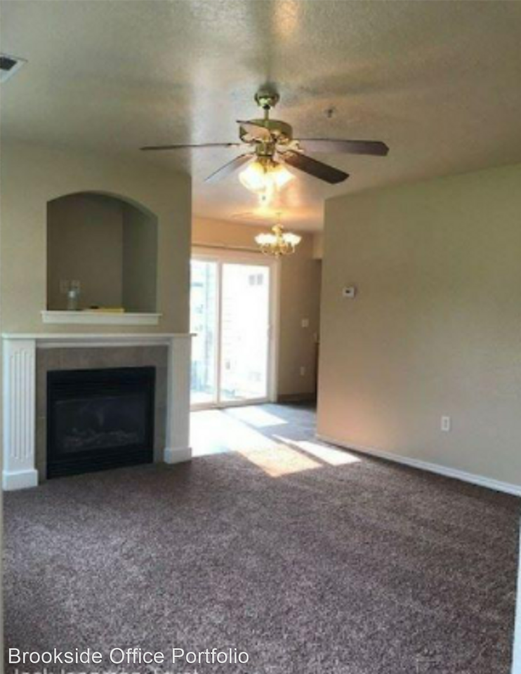 Beautiful 2 bed 2bath Townhome in the Heart of Nampa - Photo 3 of 6