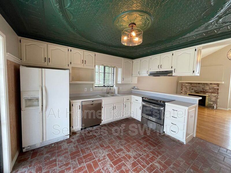 3655 E Cromwell Ln - Photo 5 of 12