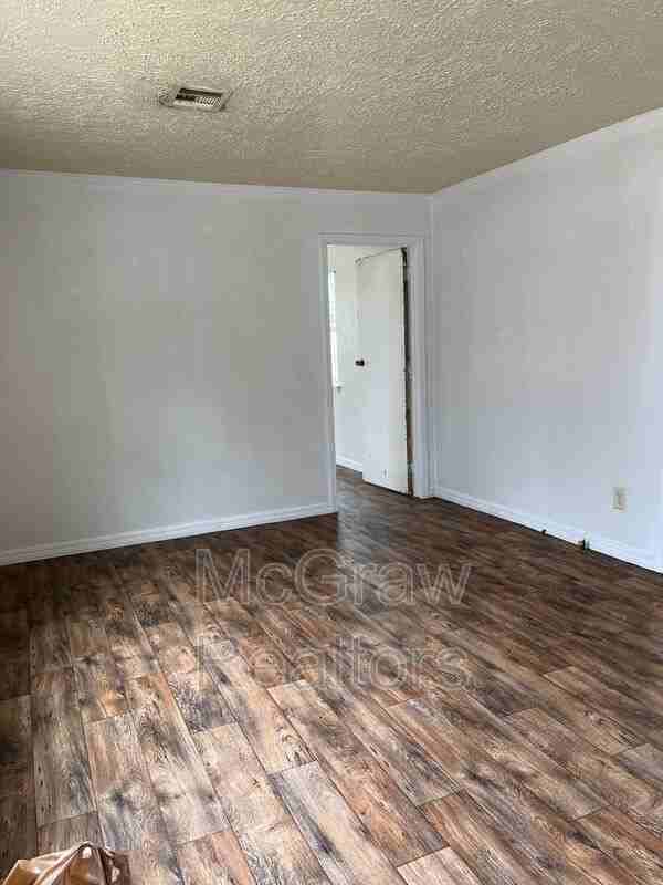 717 W 14th St - Photo 2 of 10