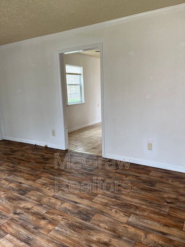 717 W 14th St - Photo 3 of 10