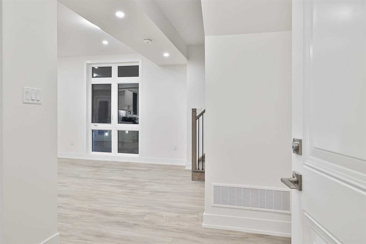 1 Bond Crescent - Photo 3 of 19