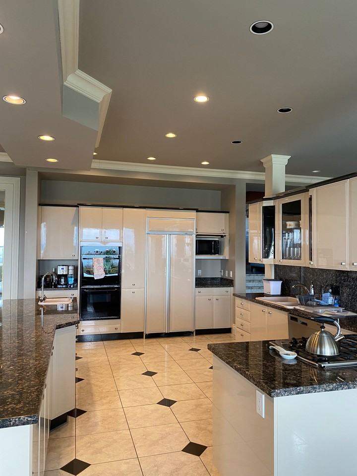 927 Pacific Drive - Photo 2 of 11